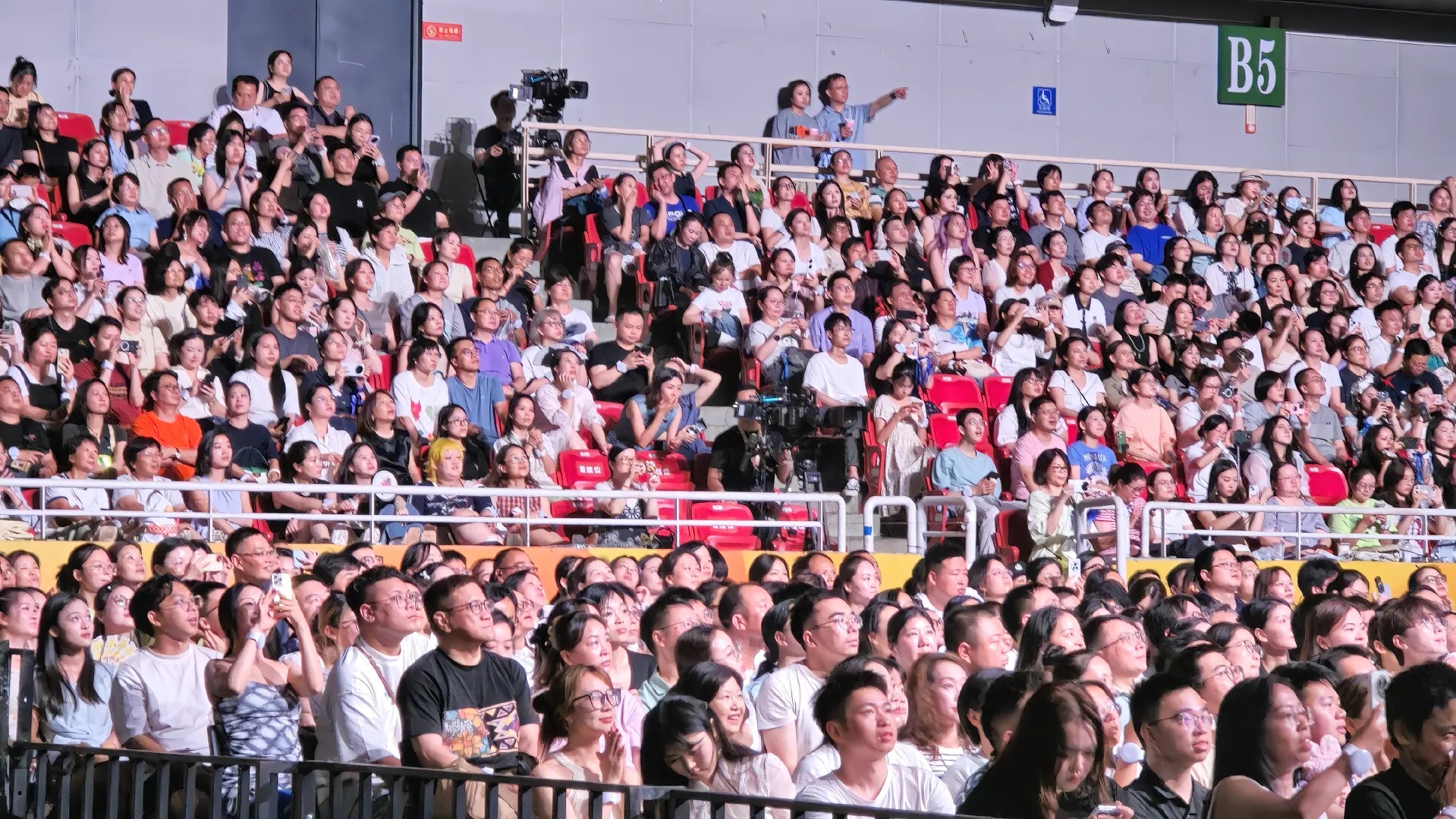南昌发电机出租，时代智能两台玉柴并网静音型发电机组为李健演唱会保电稳定输出，三天四夜保电护航。